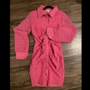 Hot Pink dress ☀️ Very trendy color at the moment
Super cute and flattering